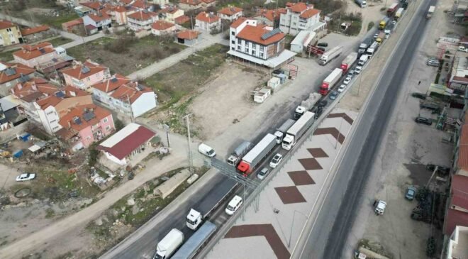 Afyonkarahisar’da bayram trafiği yoğunluğu başladı