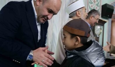 AK Parti İl Başkanı Gürhan Albayrak, Reşadiye Camii’nde vatandaşlarla bayramlaştı
