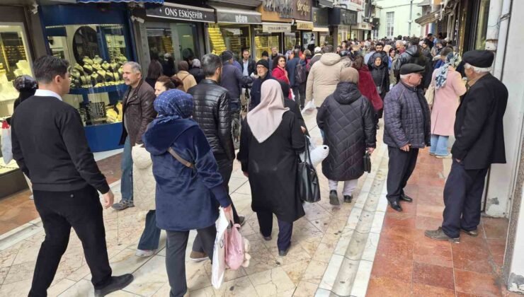 Altın fiyatları düşünce vatandaşlar kuyumculara akın etti