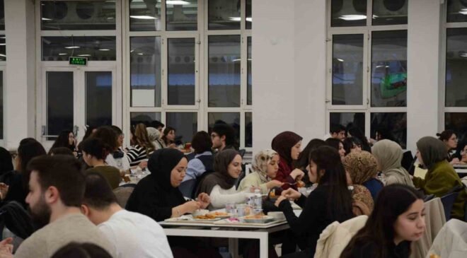 Anadolu Üniversitesi öğrencileri Kadir Gecesi’nde iftar sofrasında buluştu