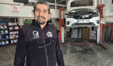 Araç içerisinde sıkışan yavru kediyi tamirhanede çırak sahiplendi