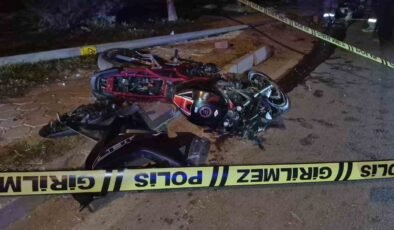 Aydınlatma direğine çarpan motosiklet sürücüsü hayatını kaybetti