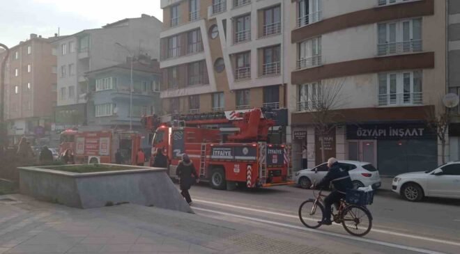 Bacada çıkan yangın sonucu cadde dumanla kaplandı