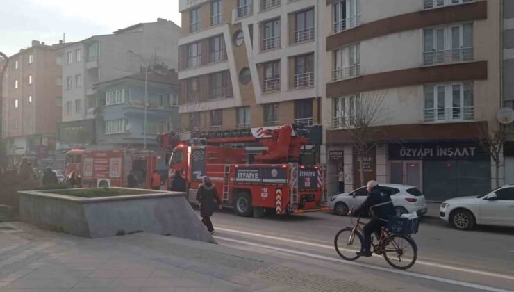 Bacada çıkan yangın sonucu cadde dumanla kaplandı