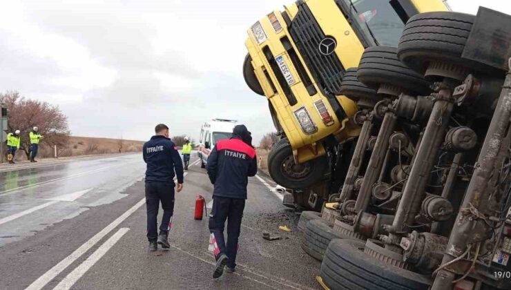 Balık yemi yüklü tır devrildi