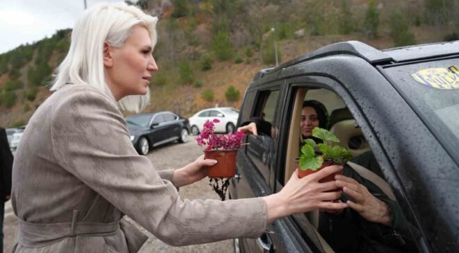 Başkan Subaşı, mezarlık ziyaretinde vatandaşlara çiçek dağıttı