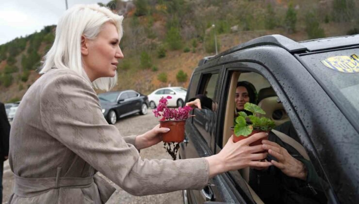 Başkan Subaşı, mezarlık ziyaretinde vatandaşlara çiçek dağıttı