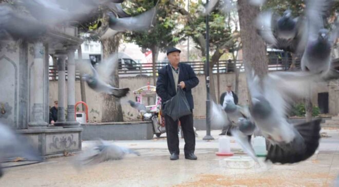 Bayramda eşini dostunu bıraktı, beslediği kuşlara koştu