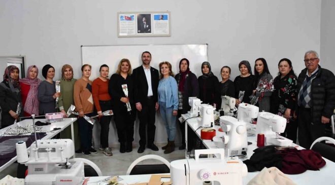 Beylikova’da kadınlar için bin çiçek dağıtıldı