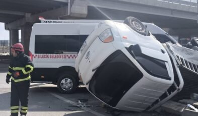 Bilecik’te halk minibüsü ile kırmızı ışık ihlali yapan kamyonet çarpıştı, 8’i hafif 9 yaralı