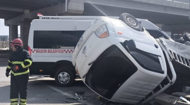 Bilecik’te halk minibüsü ile kırmızı ışık ihlali yapan kamyonet çarpıştı, 8’i hafif 9 yaralı