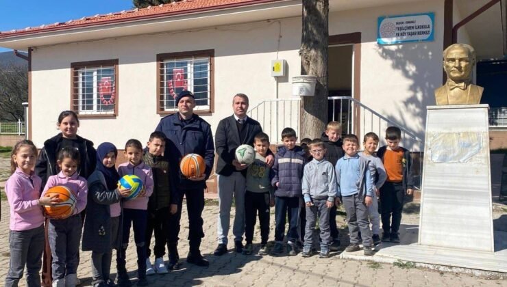 Bilecik’te jandarmadan öğrencilere spor malzemesi desteği