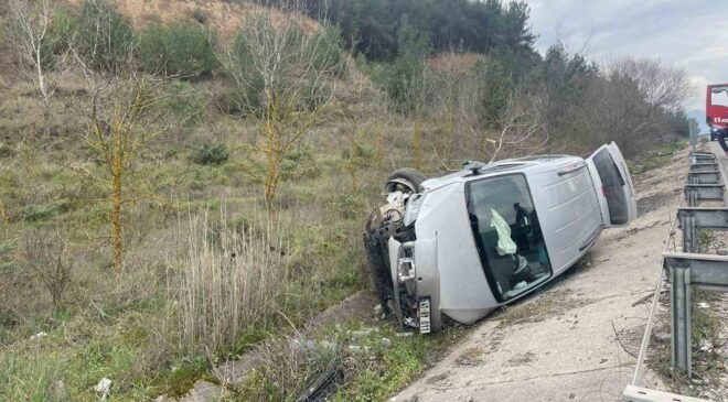 Bilecik’te şarampole uçan araçtaki 2 kişi yaralandı