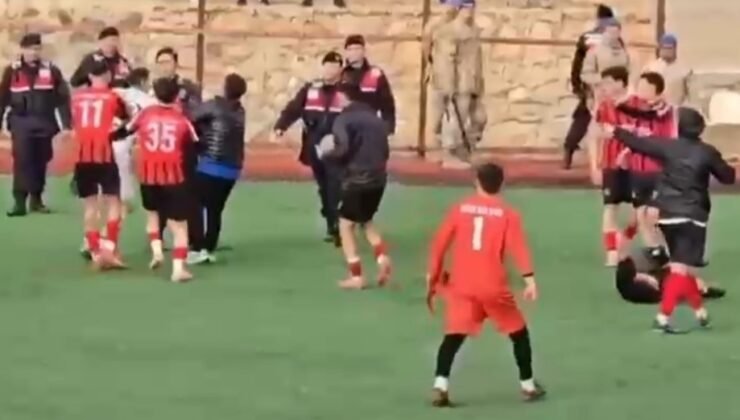 Bitiş düdüğü ile birlikte yeşil saha ringe döndü