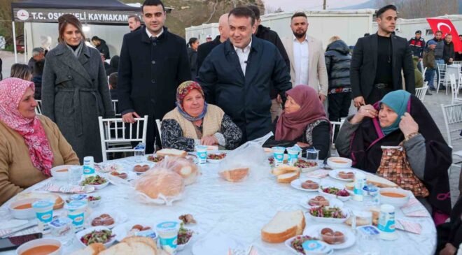 Büyük yangın sonrası yaralarını saran vatandaşlar iftarda bir araya geldi