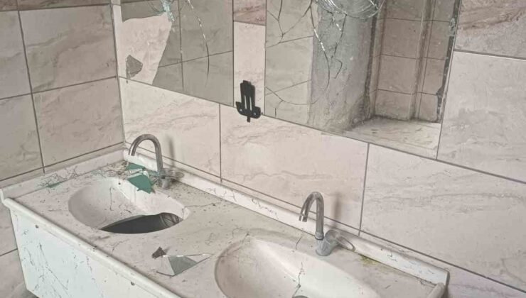 Cami tuvaleti vandalların hedefi oldu