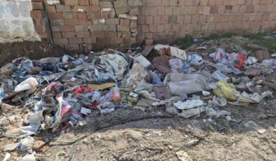 Çevre kirliliğine neden olan moloz yığınları çirkin görüntü oluşturuyor