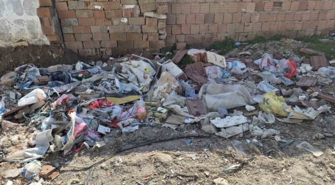 Çevre kirliliğine neden olan moloz yığınları çirkin görüntü oluşturuyor