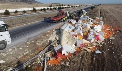 Devrilen tırda 27 ton havuç ziyan oldu