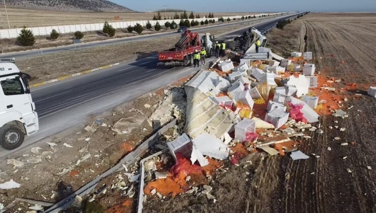 Devrilen tırda 27 ton havuç ziyan oldu