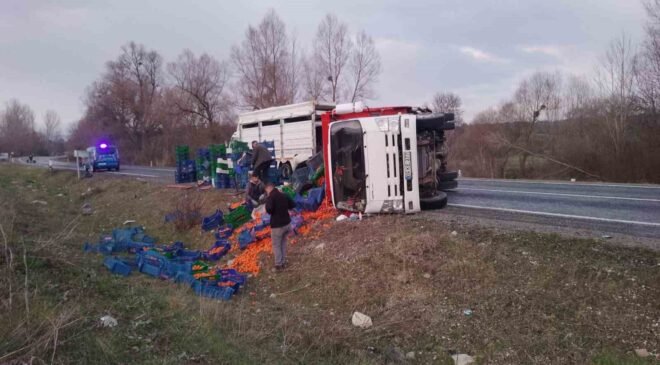 Domaniç’te kamyonet takla attı: 2 yaralı