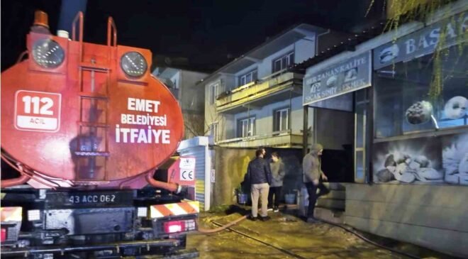 Emet’te fırın deposunda çıkan yangın büyümeden söndürüldü