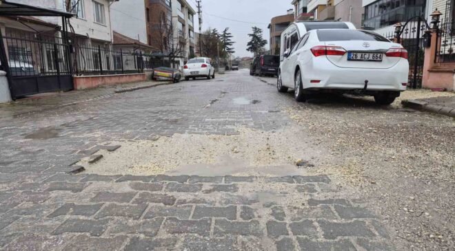Ertuğrulgazi Mahalledeki bozuk yollar sürücülere zorluk yaşatıyor