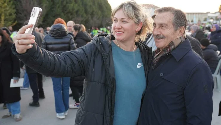 Tepebaşı’nda Sokak İftarı: 3 Bin Kişi Aynı Sofrada Buluştu