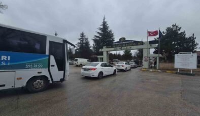 Eskişehir’de Arefe gününde Asri Mezarlık’ta yoğunluk yaşandı