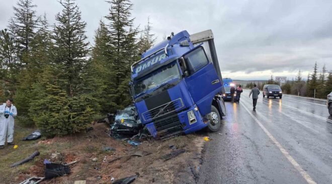 Eskişehir’de kontrolden çıkan tır otomobili altına aldı: 1 ölü, 1’i ağır 2 yaralı