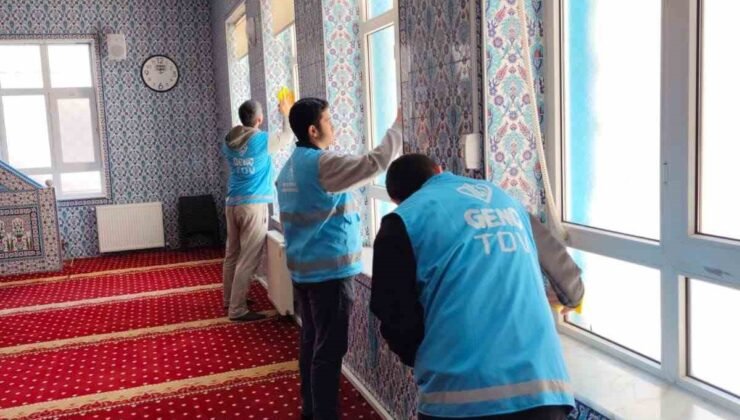 Eskişehir’de öğrenciler camii temizliği gerçekleştirdi