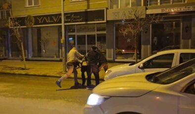 Eskişehir’de olaylı gece: Cadde ortasındaki kavga kamerada