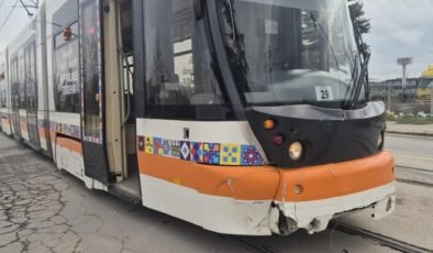 Eskişehir’de otomobille tramvay çarpıştı: 2 yaralı