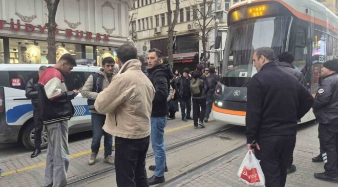 Eskişehir’de tramvayın çarptığı yaşlı adam yaralandı