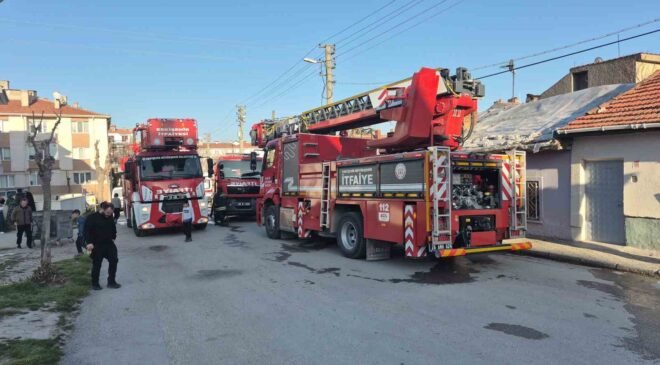 Eskişehir’de yangın paniği: Mahalleli sokağa döküldü