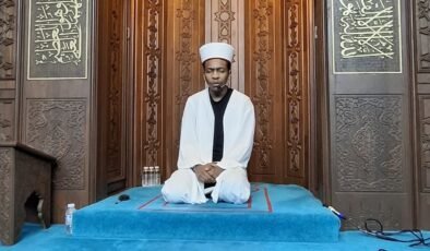 Farklı ülkelerden gelen öğrenciler teravih namazı kıldırıyor