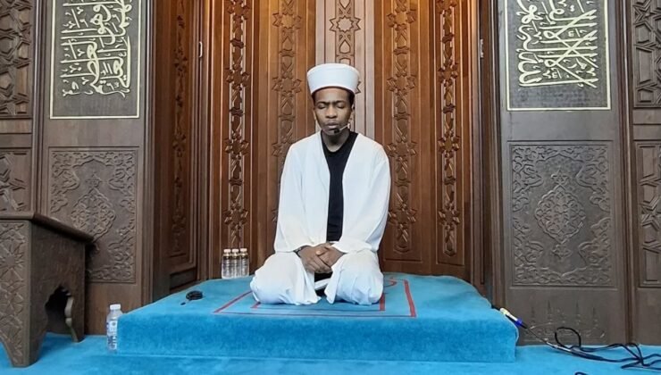 Farklı ülkelerden gelen öğrenciler teravih namazı kıldırıyor