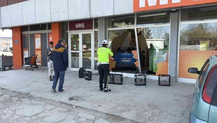 Fren yapmak yerine gaza basan otomobil süpermarkete girdi