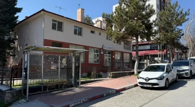 Gediz’de şehrin kalbindeki bina belediyeye kazandırıldı