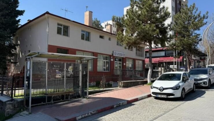 Gediz’de şehrin kalbindeki bina belediyeye kazandırıldı