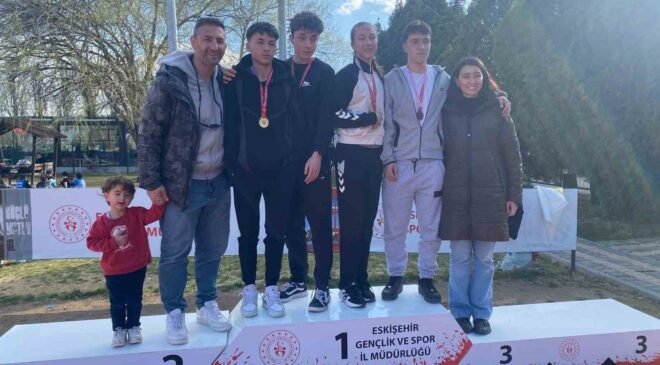 Genç atletler pistte kozlarını paylaştı