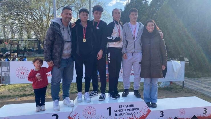 Genç atletler pistte kozlarını paylaştı