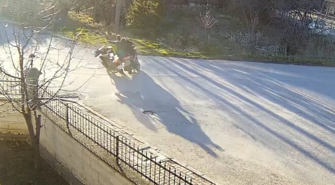 Görenleri düşündüren motosiklet kazası güvenlik kamerasında