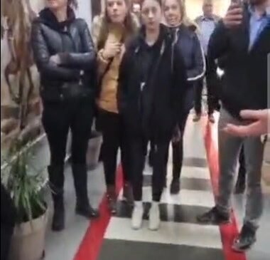 Hayvan barınağındaki şok görüntüler sonrası hayvanseverler belediyeyi bastı