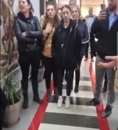 Hayvan barınağındaki şok görüntüler sonrası hayvanseverler belediyeyi bastı