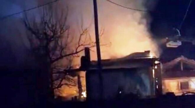 Hisarcık’ta çıkan yangında ev ve samanlık tamamen yandı