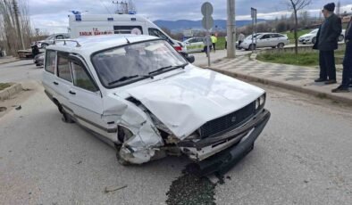 Hisarcık’ta iki otomobil çarpıştı: 2 yaralı