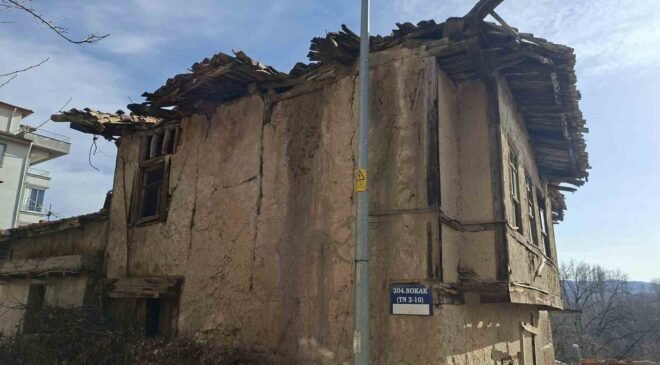 Hisarcık’ta kültür varlığı statüsündeki binalar risk oluşturuyor