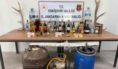 İkametlerinde faturasız kaçak alkol bulunduran 3 şüpheli yakalandı