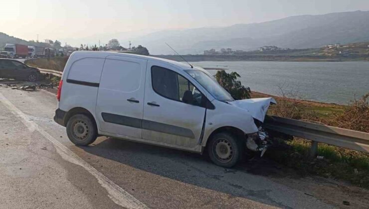 İki otomobil kafa kafaya çarpıştı: 1 yaralı